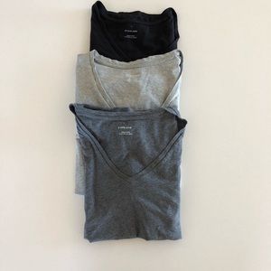Set of 3 neutral Everlane t-shirts. Organic cotton.